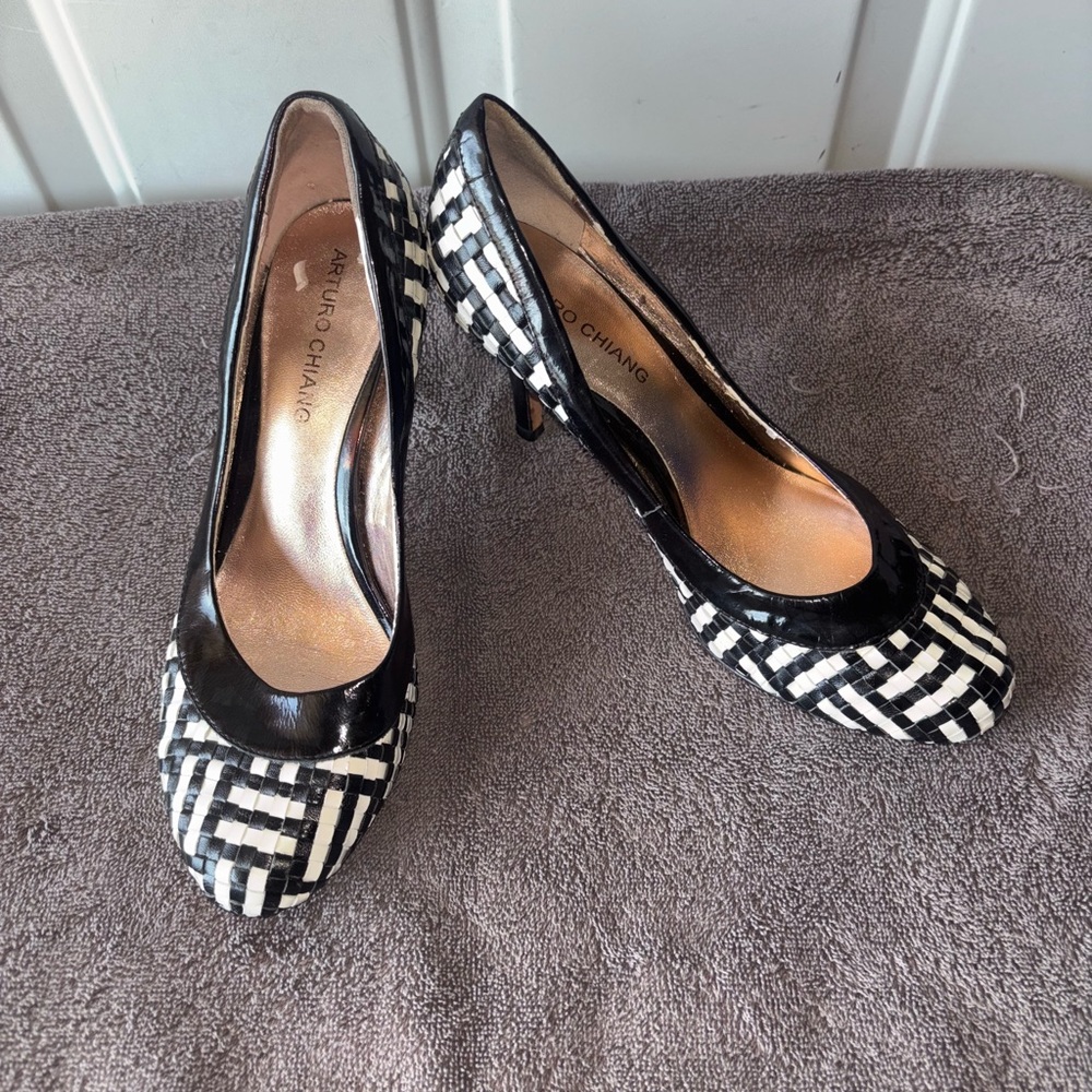 Arturo Chiang black/white woven heels size 8.5 M